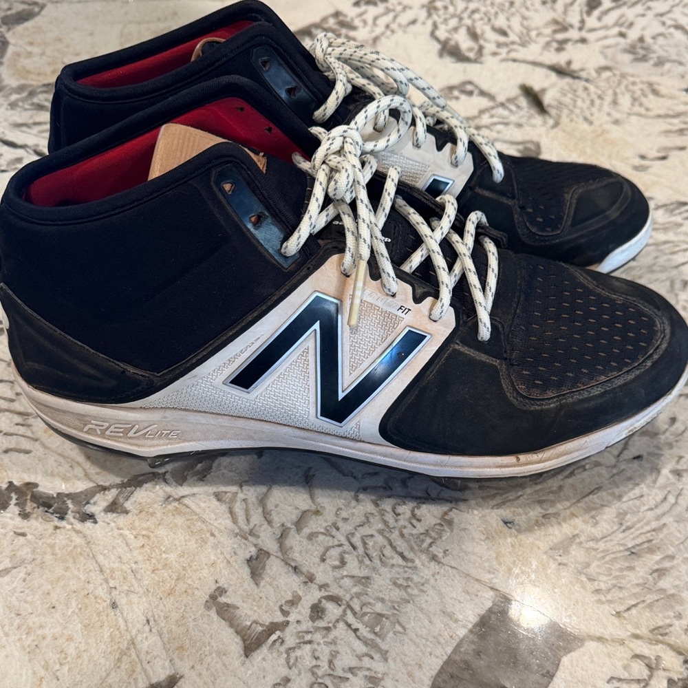 New Balance Men's Black and White REVlite Cleats